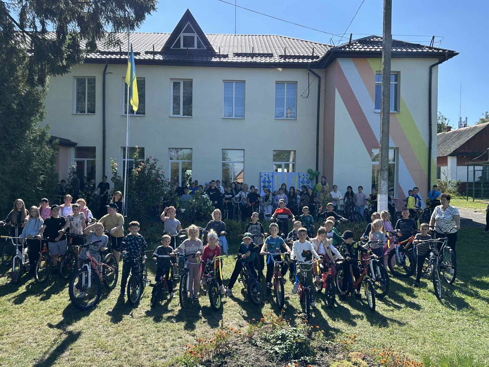На уроки – двоколісним: у Стадницькій гімназії з’явилась сучасна велопарковка